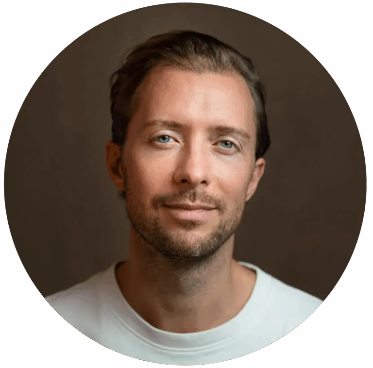 Simon Karim, Psychotherapie und Coaching Berlin und online, Foto im Kreis
